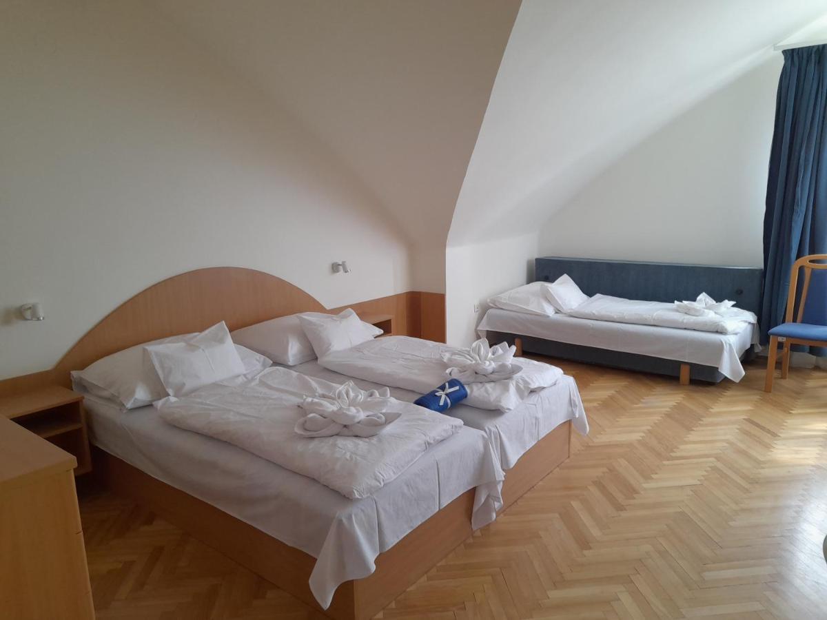 Nimrod Vendeghaz Hotel ไฮจ์ดุสโซบอสโล ภายนอก รูปภาพ