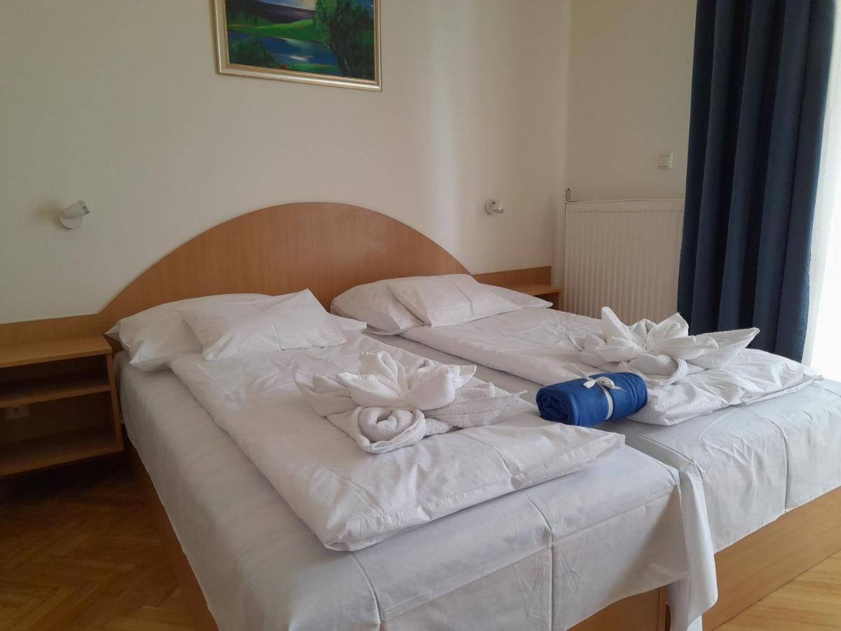 Nimrod Vendeghaz Hotel ไฮจ์ดุสโซบอสโล ภายนอก รูปภาพ