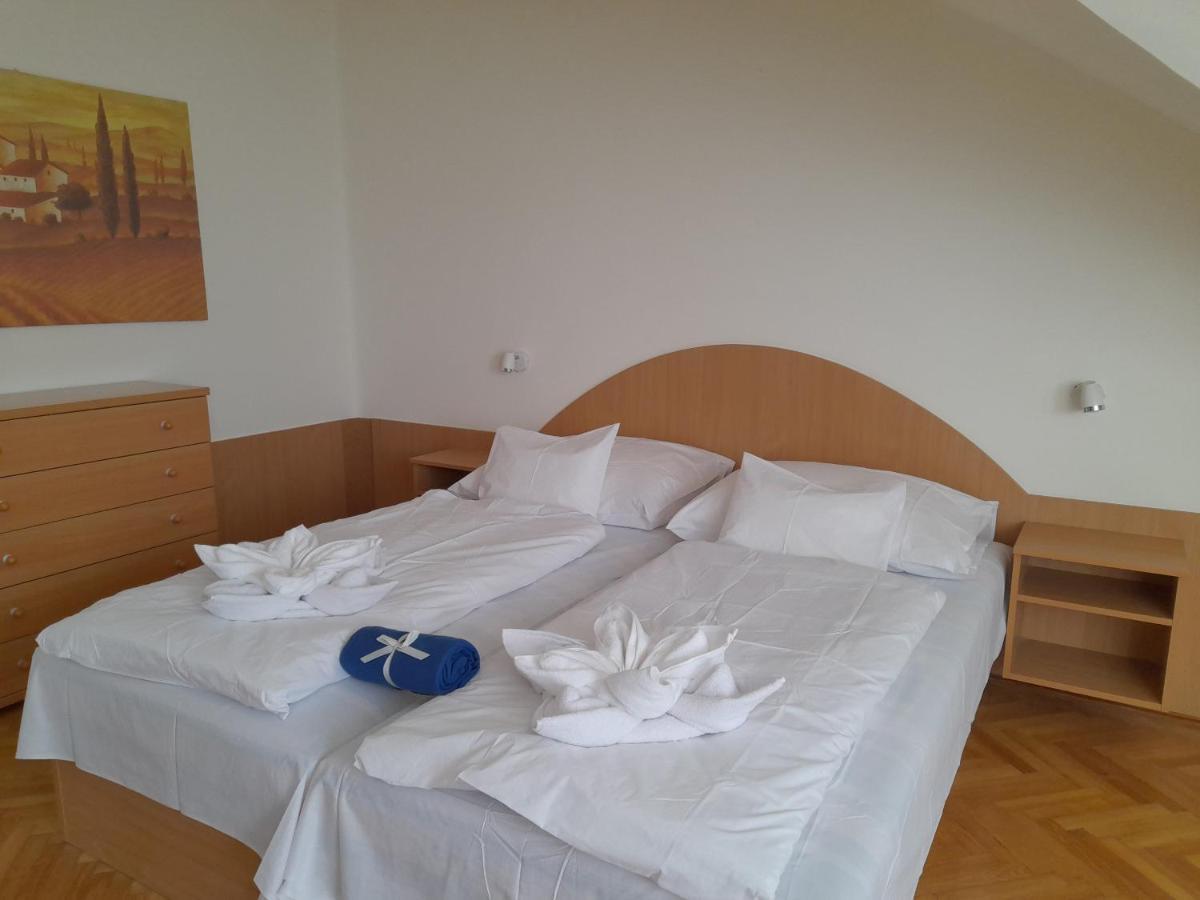 Nimrod Vendeghaz Hotel ไฮจ์ดุสโซบอสโล ภายนอก รูปภาพ