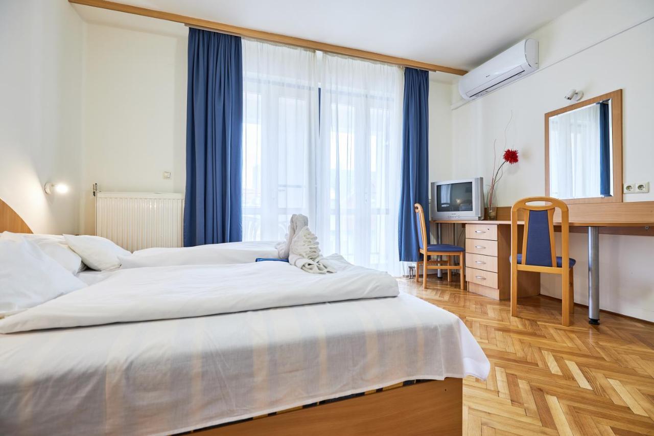 Nimrod Vendeghaz Hotel ไฮจ์ดุสโซบอสโล ภายนอก รูปภาพ