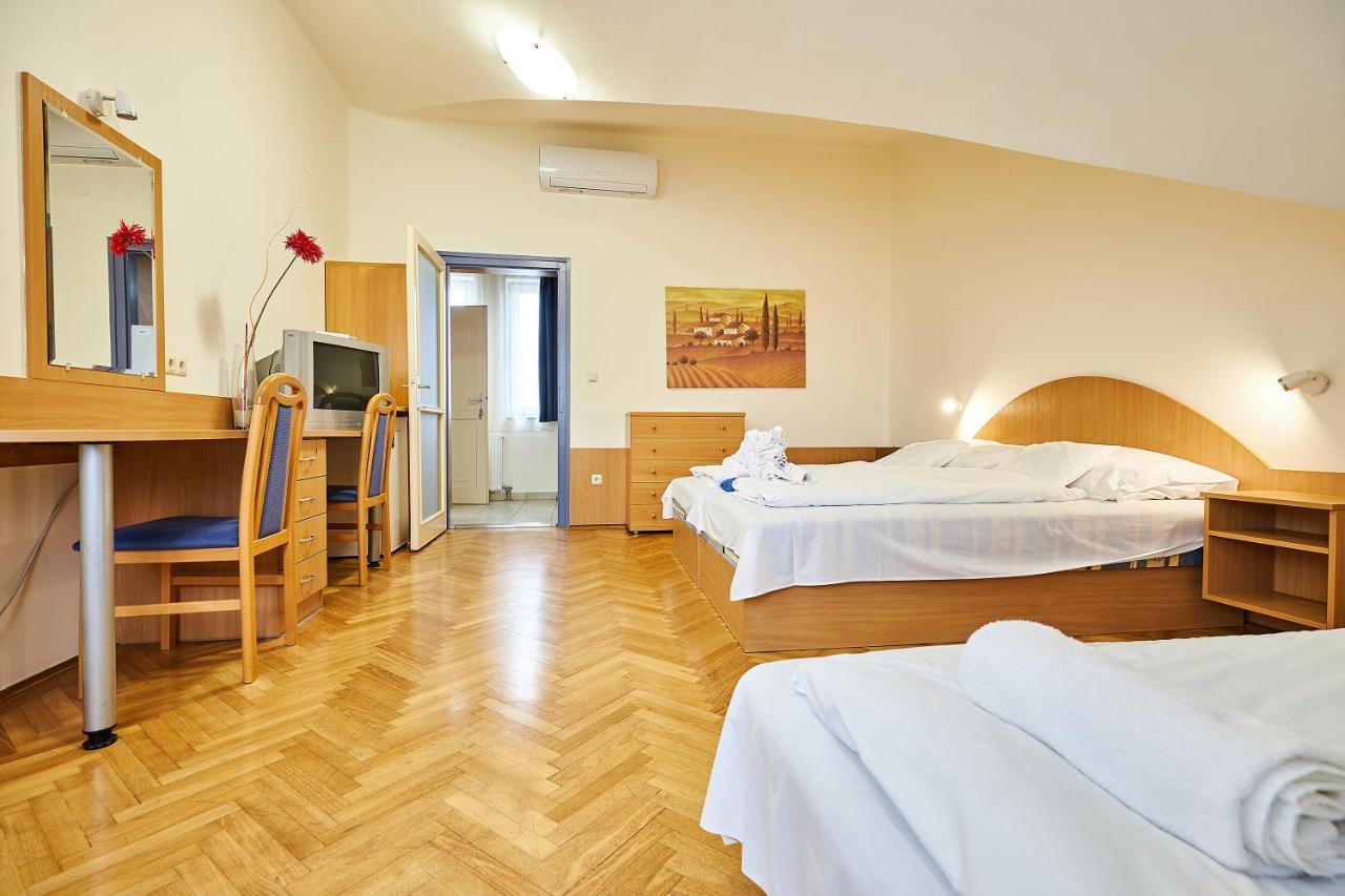 Nimrod Vendeghaz Hotel ไฮจ์ดุสโซบอสโล ภายนอก รูปภาพ